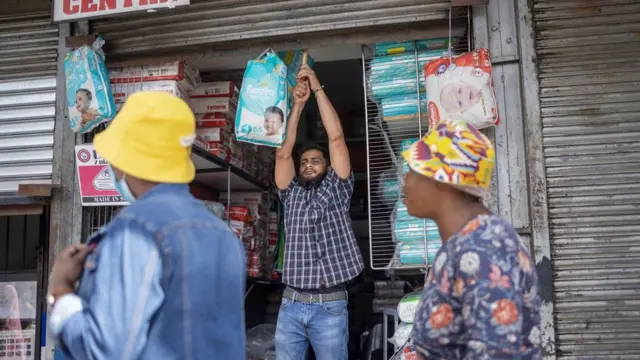 መጥቃዕቲ ከየጋጥሚ ሰጊኡ ድኳኑ ዝዓጹ ዘሎ ሰብኣይ
