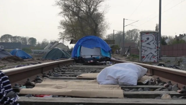 Irfan aba mw'ihema i Calais, abandi baba mu buraro budashemeye munsi y'ibiraro no mu nyubakwa zahebwe