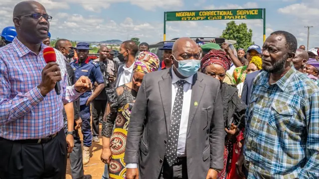 Govnor Seyi Makinde visit di prison facility for Oyo state