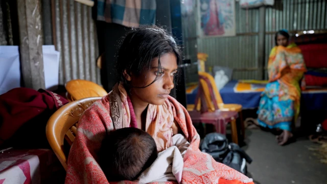 दीपू दास पत्नी मेघना रानी अपनी डेढ़ की बेटी को गोद में लिए हुए. पीछे दीपू की मां दिख रही हैं