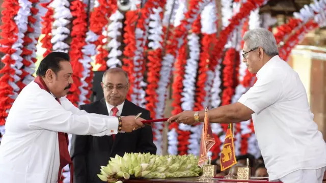 राष्ट्रपति गोटबयले आफ्ना जेठा दाजु महिन्दालाई प्रधानमन्त्रीमा नियुक्त गरेका थिए तर उनले पछि राजीनामा दिएका छन्