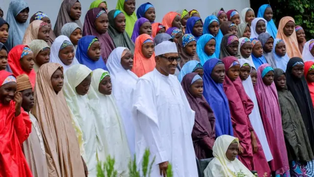 Buhari ya fọto pẹlu awọn akẹkọ naa