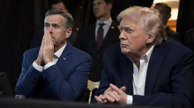 Дональд Трамп опубликовал фотографии, на которых видно, как он вместе с другими американскими чиновниками следил за операцией по поимке Мадуро