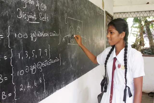 නව අධ්‍යාපන ප්‍රතිසංස්කරණ යටතේ පාසල් ශ්‍රේණි සංඛ්‍යාව 13 සිට 12 දක්වා අඩු කිරීමට යෝජනා කර ඇති බව අධ්‍යාපන අමාත්‍යාංශය පවසයි. ඒ අනුව, යෝජිත නව අධ්‍යාපන ප්‍රතිසංස්කරණ මගින් සෑම දරුවකුට ම අවුරුදු 17දී පාසල් අධ්‍යාපනය අවසන් කිරීමට අවස්ථාව සැලසෙනු ඇත.
