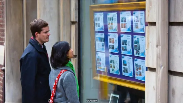 Casal vendo anúncio de casa