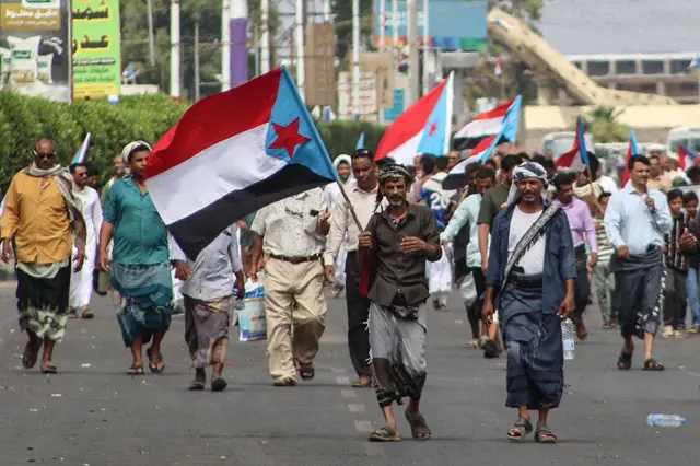 أنصار المجلس الانتقالي الجنوبي في اليمن، يلوّحون بأعلام دولة "جنوب اليمن" المنحلّة خلال تظاهرة دعت إلى إحياء الدولة المستقلة السابقة، في مدينة عدن يوم 12 ديسمبر/كانون الأول 2025.