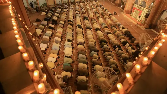 مجموعة من المصلين تؤدي الصلاة في مسجد.