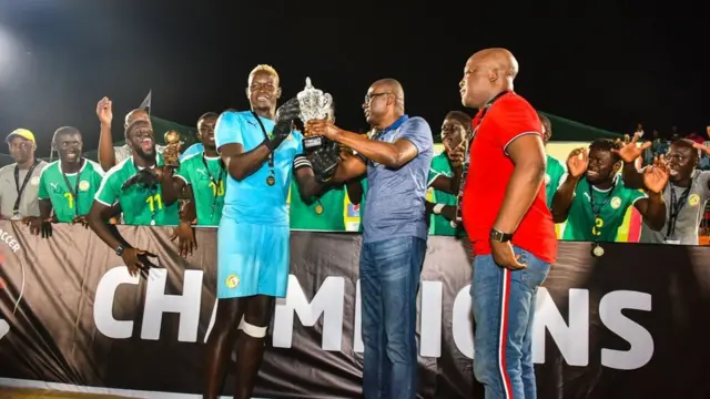 Senegal team dey receive di trophy