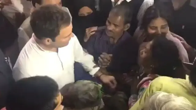 રડતા લોકો વચ્ચે રાહુલ ગાંધી
