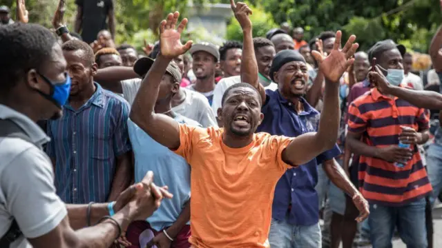 Imbaga yakikije stasiyo ya polisi yo muri komine (akarere) ya Pétion-Ville mu murwa mukuru Port-au-Prince, aho abacyekwaho kwica Perezida bafungiye
