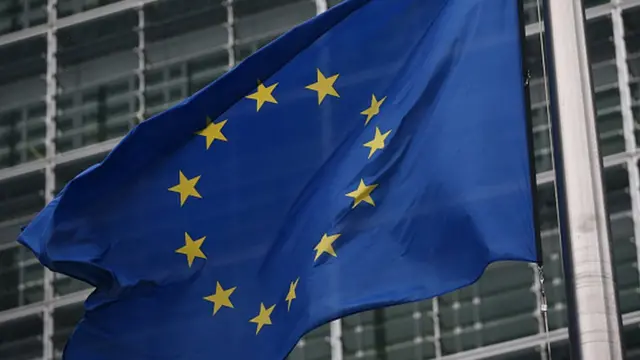 Le drapeau de l'Union européenne au siège de la commission à Bruxelles