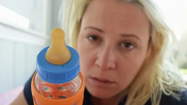 Сонная молодая мама