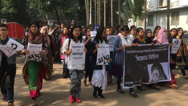 কলাভবন এলাকায় মিছিল