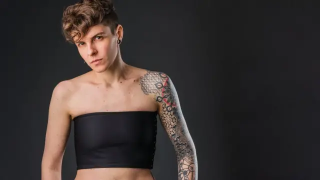 Une femme portant un soutien-gorge de type binder, une sorte d'embout qui comprime les seins pour qu'ils ne se voient pas