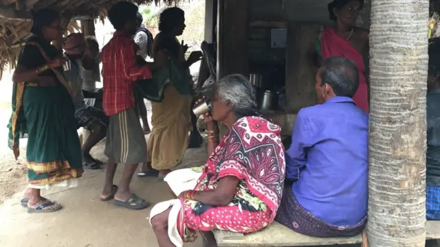 గ్లాసుతో టీ తాగుతున్న వృద్ధురాలు