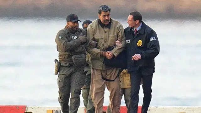 نیکلاس مادورو پس از انتقال به نیویورک، در کنار ماموران فدرال آمریکا