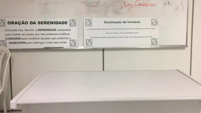 sala de reunião dos devedores anônimos