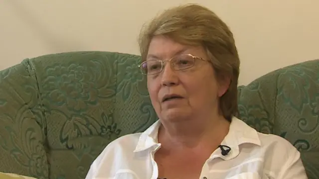 Sandra Holms sedi na sofi