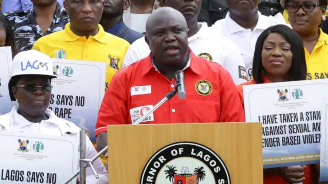 Gomina ipinlẹ Eko, Akinwunmi Ambọde n sọrọ nibi eto irin ẹyẹ lati tako iwa ifipabanilopọ atawọn iwa ipa gbogbo labẹle