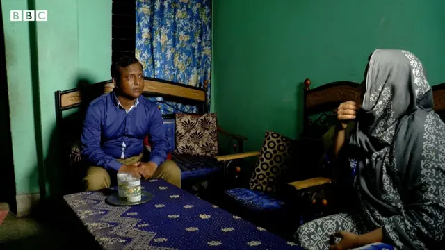 নিরাপত্তা হেফাজতে ভাইয়ের উপর নির্যাতনের বিষয়ে কথা বলছিলেন এই নারী।