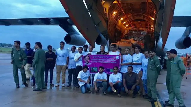 கேரளாவில் வெள்ள நீரை குடிநீராக்கிய குழு