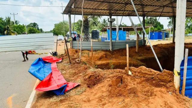 2023 නොවැම්බර් 29 වැනිදායින් පසුව සමූහ මිනිවළ කැනීම් කටයුතු නවතා දමා තිබු අතර, කැනීම් කටයුතු වෙනුවෙන් මුදල් ප්‍රතිපාදන නොමැතිවීම මත කැනීම් කටයුතු ආරම්භ කිරීම අවස්ථා කිහිපයකදී ප්‍රමාද විය.