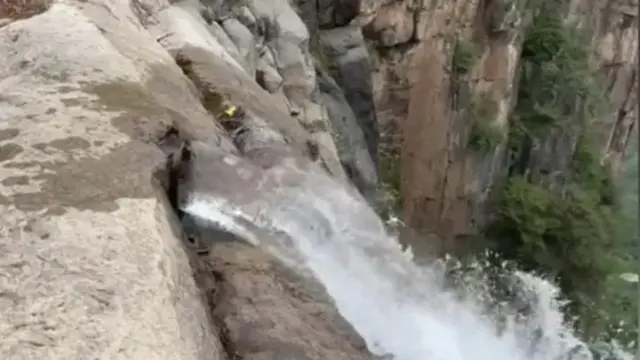 Air yang mengalir keluar dari pipa terlihat di puncak gunung Yuntai dalam video. 