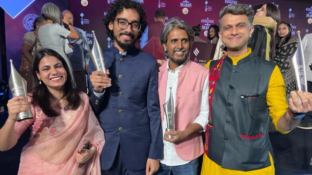 रामनाथ गोयनका अवॉर्ड से सम्मानित बीबीसी पत्रकार कीर्ति दुबे, विकास त्रिवेदी, तेजस वैद्य और जुगल पुरोहित 