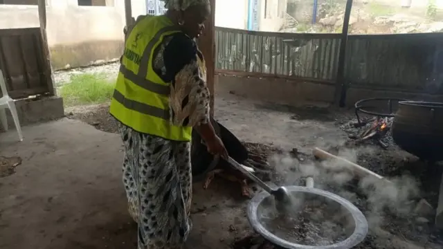 زنی در حال کار