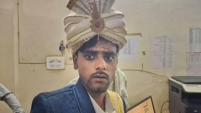 गोलू अहिरवार यांचं म्हणणं आहे की, त्यांच्या जातीमुळे त्यांना घोडीवरून उतरवून मारहाण करण्यात आली