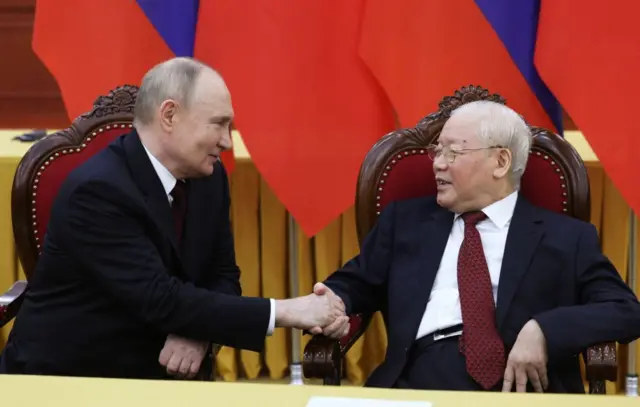 người phát ngôn Đại sứ quán Mỹ tại Hà Nội cho biết: "Không có quốc gia nào nên cho Putin một nền tảng để thúc đẩy cuộc chiến tranh xâm lược của ông ta và nếu làm vậy là cho phép ông ta bình thường hóa những tội ác của mình".