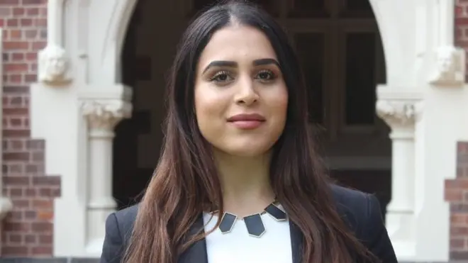 रेज़ गर्दी अपने क़ानूनी हुनर का इस्तेमाल सताई गई महिलाओं को न्याय दिलाने में कर रही हैं