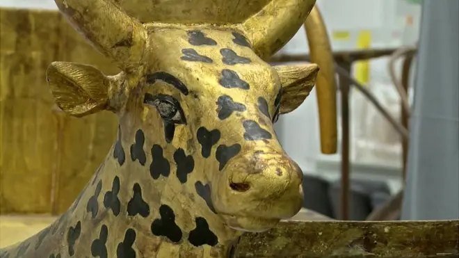 جولة بين آثار توت عنخ آمون في المتحف المصري الكبير