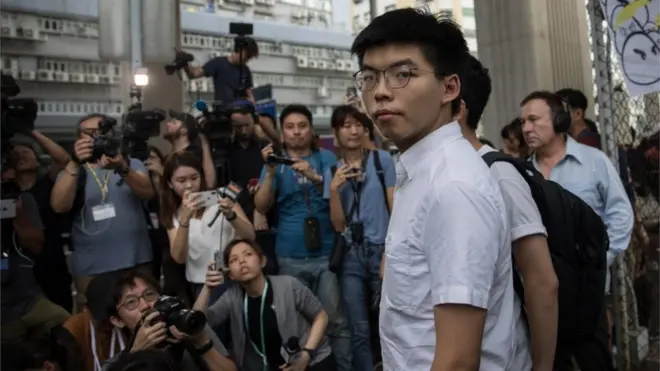 Tokoh pegiat pelajar Hong Kong, Joshua Wong, menyerukan pengundurkan diri pemimpin kawasan itu, Carrie Lam, setelah dirinya dibebaskan dari penjara.
