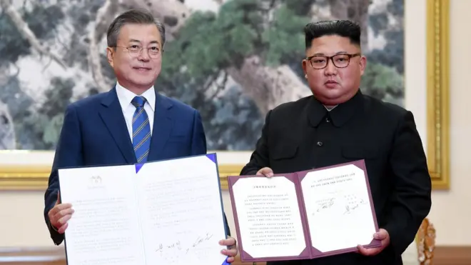 문 대통령과 김 위원장은 19일 평양 백화원 영빈관에서 정상회담을 마친 뒤 공동선언문에 서명했다