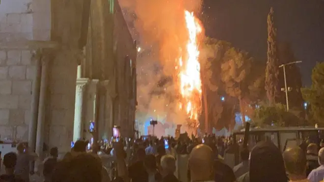 Yang sebenarnya terjadi adalah pohon di kompeks al-Aqsa terbakar, bukan masjid yang terbakar.