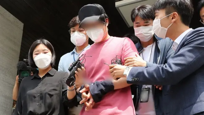 서울역에서 30대 여성을 폭행한 남성이 4일 오전 서울 용산경찰서에서 영장실심심사에 앞서 추가 조사를 받기 위해 서울역 특별사법경찰대로 향하고 있다