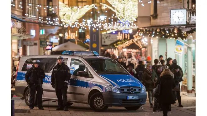Warga Berlin tetap berkunjung ke pasar Natal
