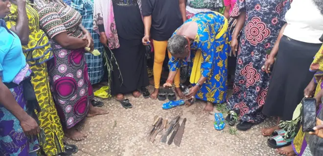 Awọn obinrin naa ti kọkọ ṣe iwọde yika ilu ki wọn o to ṣe etutu