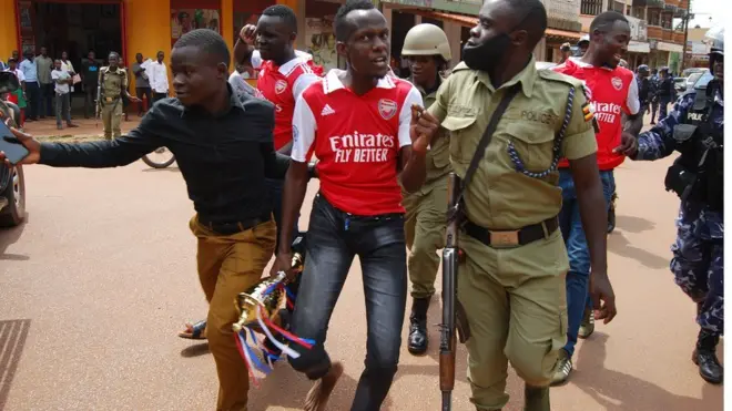 Police dey drag di Arsenal fans