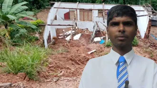 නාය යෑම නිසා නිවසක් විනාශවී ඇති ආකාරය මෙහි දැක්වෙන අතර එම නිවසේ ජීවත් වූ පාසල් දරුවෙකුගේ ඡායාරූපයක් ද මෙහි දැක්වේ. 