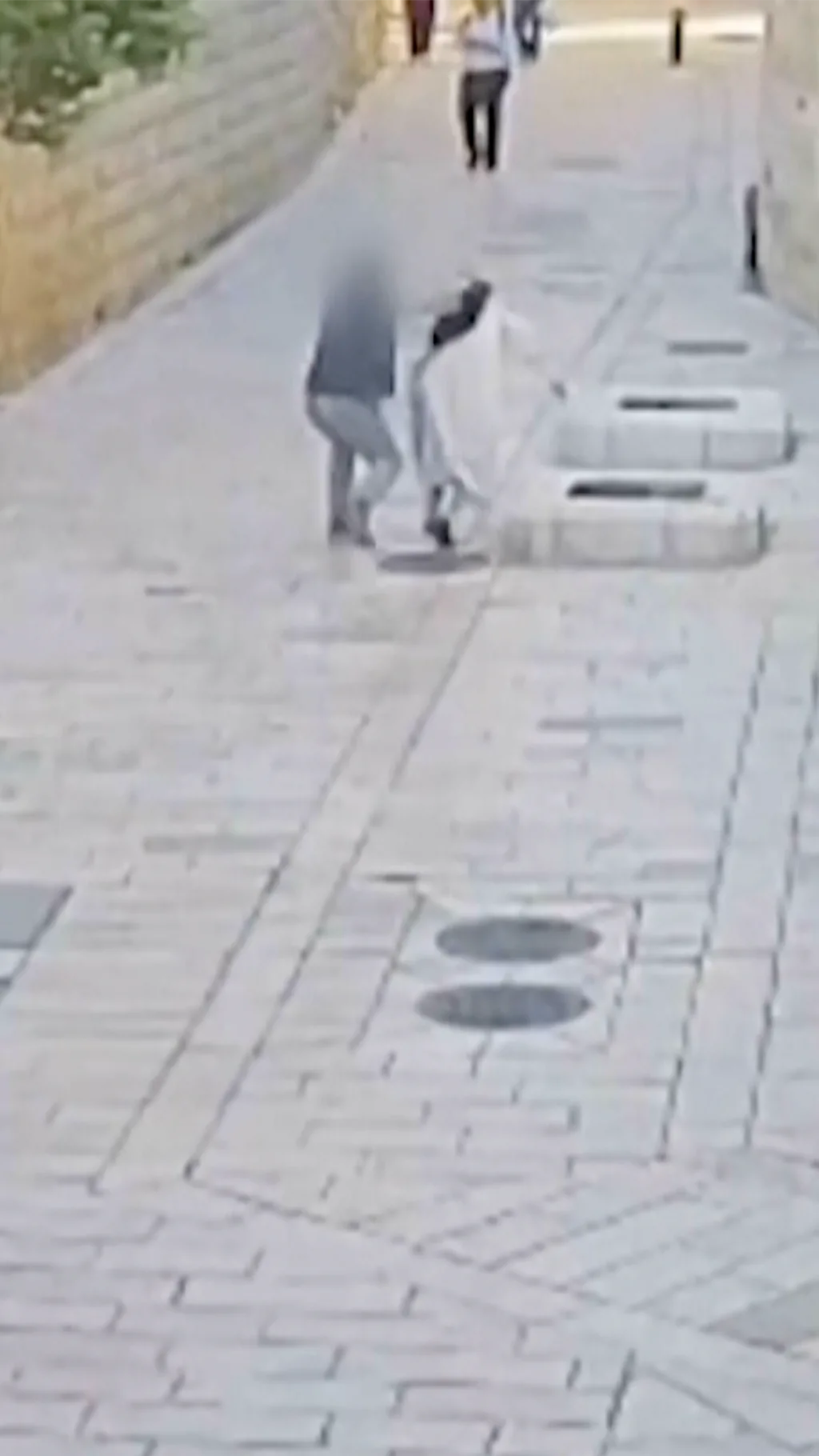 Quddusda rohibaga qilingan hujumni aks etgan xavfsizlik kameralari tasviri.