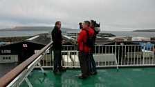 Alasdair Friseal ag aithris air bòrd a' bhàta-aiseig, Torshavn Smyril