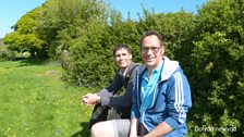 Dolydd y Botanegydd Trevor Dines a Math Williams yn ei holi