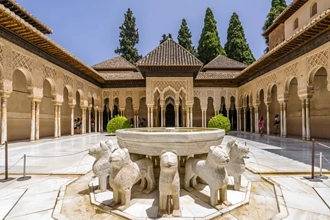 EunikaSopotnicka/Getty Images The Fountain of the Lions consists of a large dish held up by 12 white mythical lions. (Credit: EunikaSopotnicka/Getty Images)