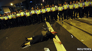 2011年民主派七一遊行後一名示威者躺臥中環街頭(2/7/2011)