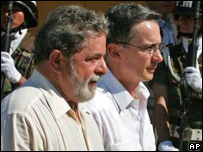 O presidente Luiz Inácio Lula da Silva e o colega colombiano, Álvaro Uribe