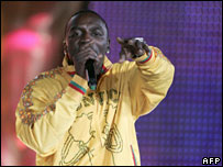 O cantor Akon foi uma das estrelas do lançamento
