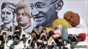 Anna Hazare fasting in Delhi