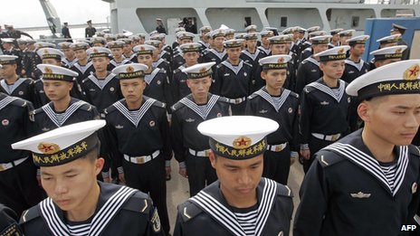 中國解放軍駐港部隊海軍水手在香港某基地列隊(資料圖片)